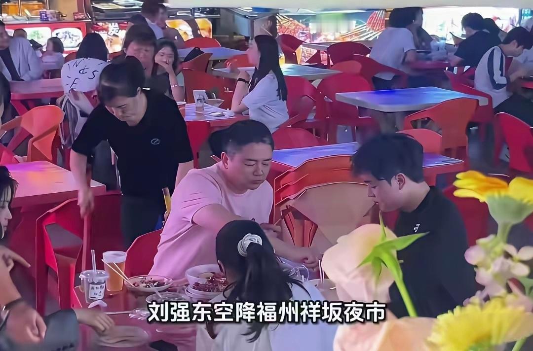 刘强东被拍到在福建某夜市和别人拼桌吃夜宵，年轻人被误认为他儿子，店主说是路人。没