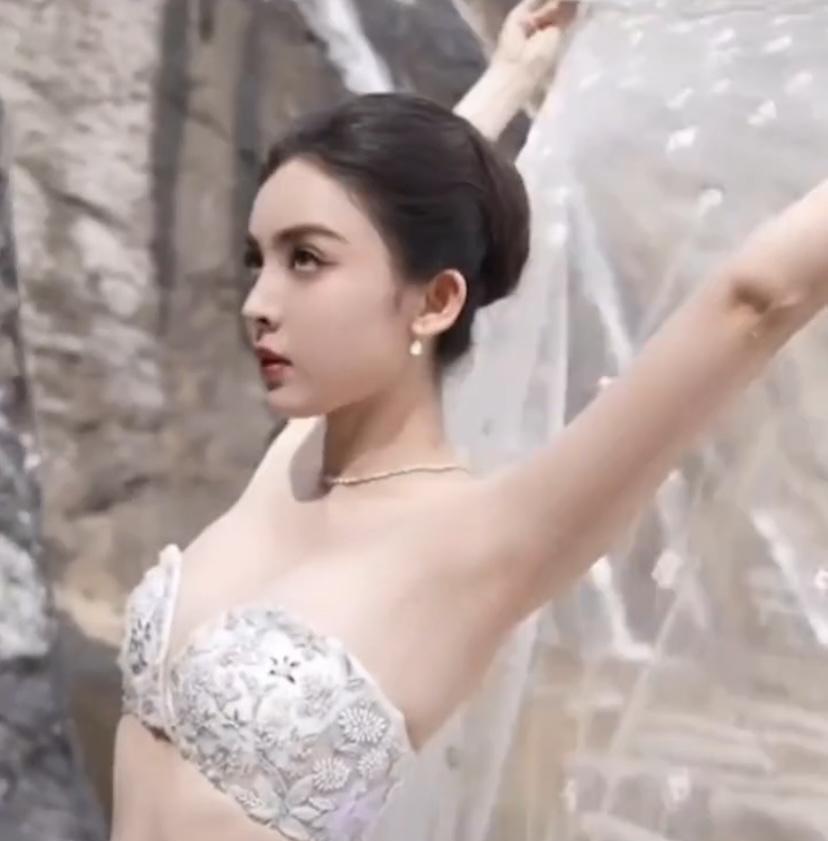 古力娜扎穿白色裙子简直太绝了，耀眼到让人移不开眼。在她的林间白裙大片里，身着