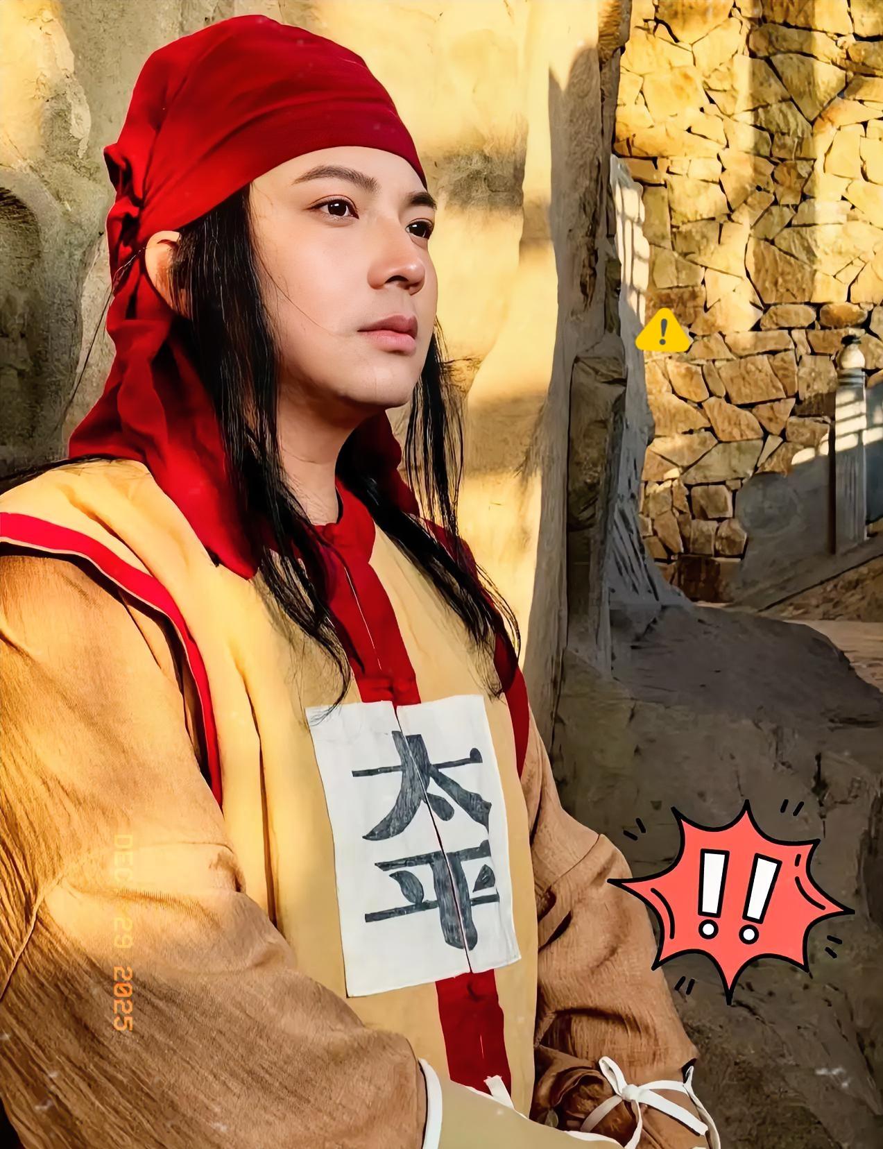 这届网友的脑回路我是真的跟不上，笑死我了。之前不是总有人在故宫穿着清宫装觉得高