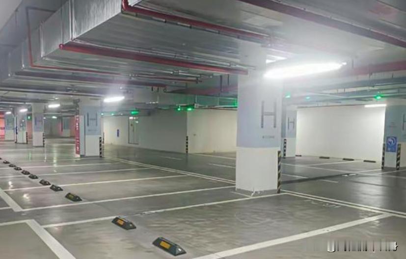 车位8万降到4万都不买？有人说坚持租，一年1800，说这划算！我真想不通了