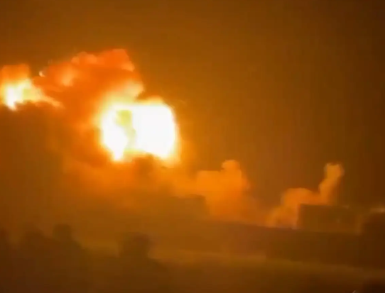 空中激战打响！两架印军战机凌空爆炸，巴铁防空导弹精准命中，爆炸场景清晰可见，引得