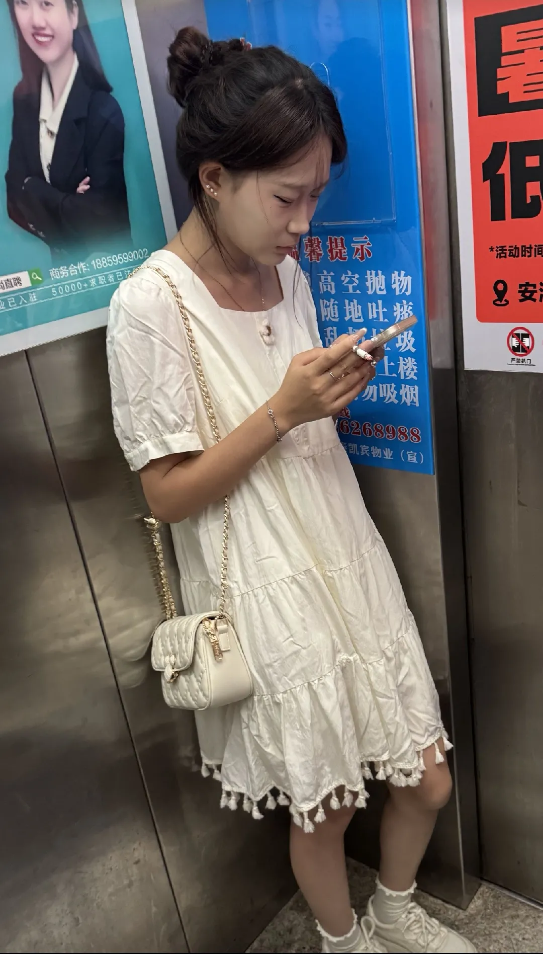 素质是个好东西，那么大的字看不到吗？