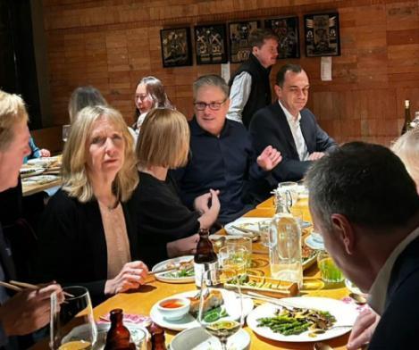 大英帝国的优越感，在三里屯碎了一地！斯塔默这顿饭吃得心惊肉跳，因为他终于看清了一