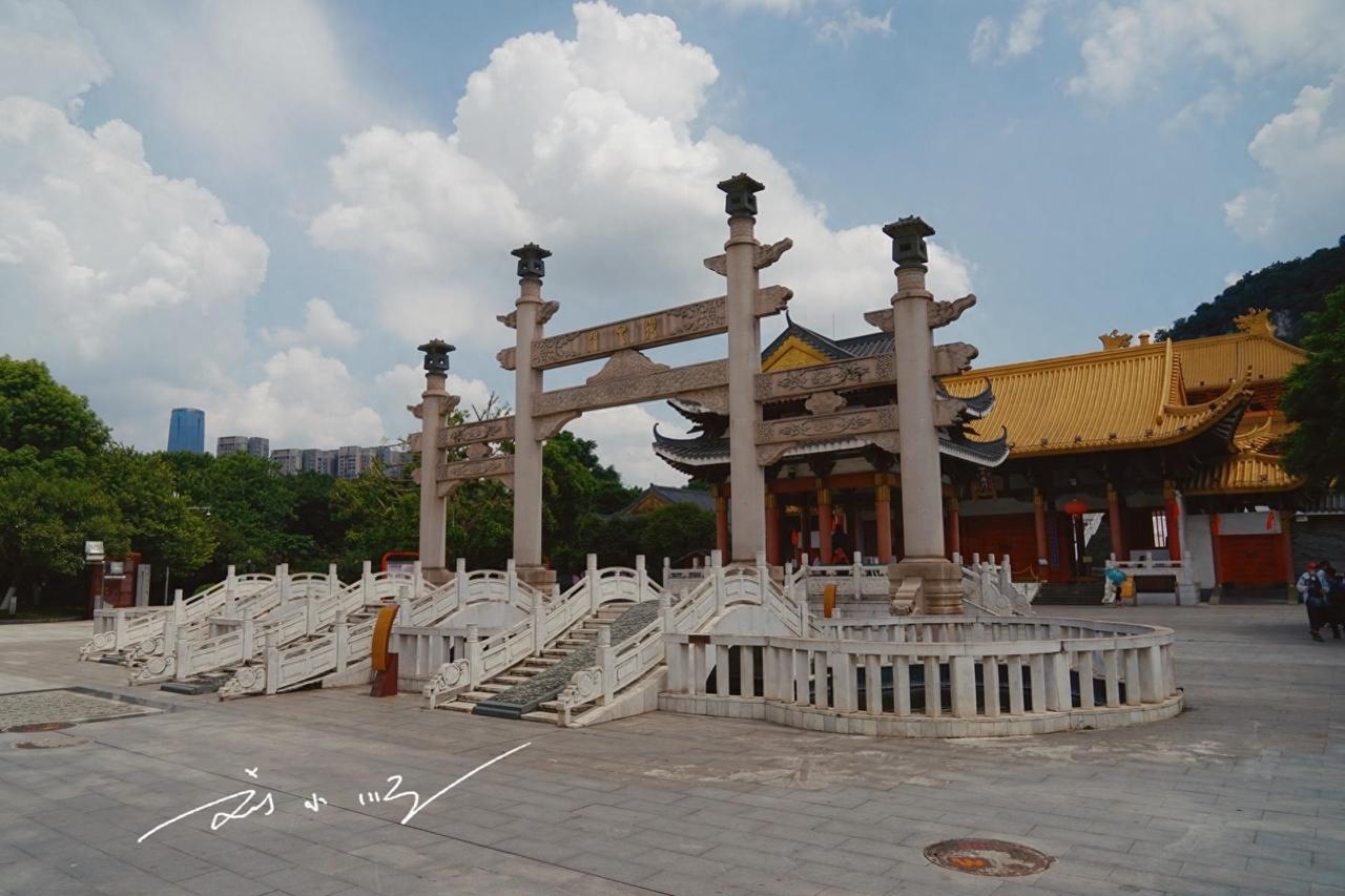 广西柳州作为一座历史悠久的重要工业城市，现在还因特色美食螺蛳粉收获“臭名远扬”的