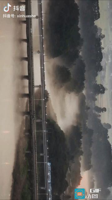 “上新华社了！”成都，一名男子飞无人机时，意外拍下了地铁驶过成都时的一幅绝美《千