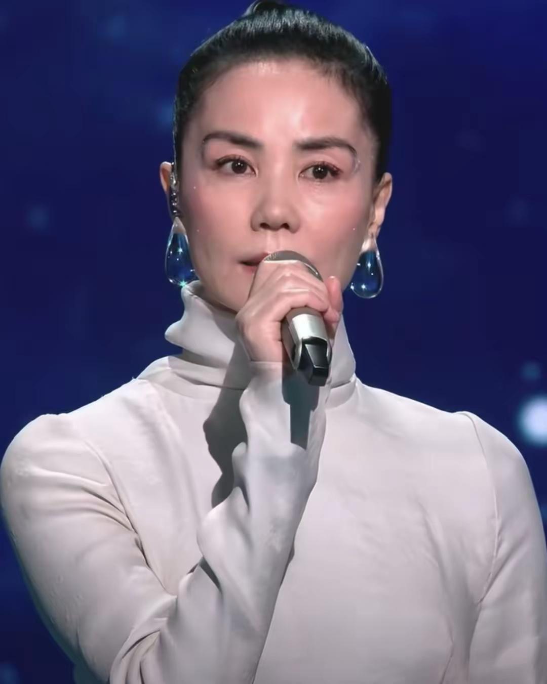 别尬吹了，也别骂了。王菲这次春晚，其实就是一场“中年妇女”的真实现场。说