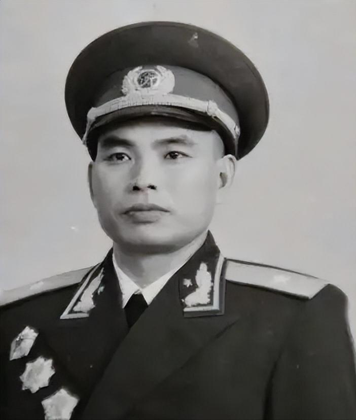 1951年，志愿军师长黄朝天违抗军令，率9000残兵掉头杀向3万美军，13天后李