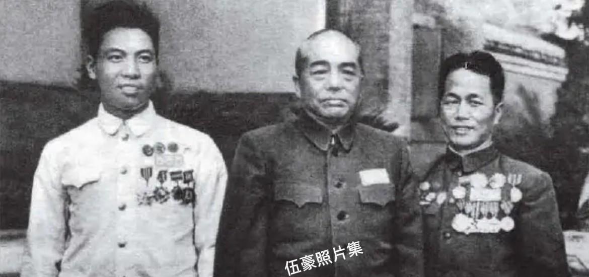 1954年9月，第一届全国人大一次会议期间，彭德怀和王维福、周文江在中南海怀仁堂