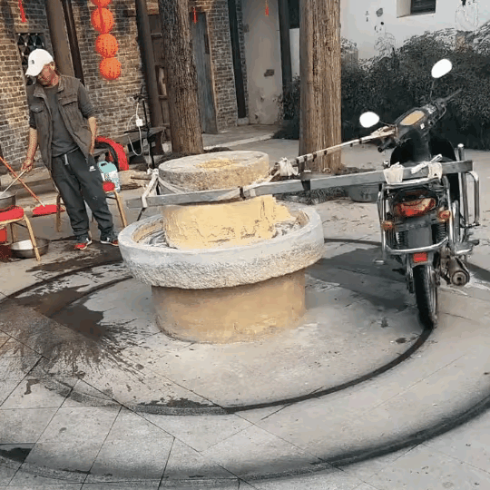 摩托还能干这个，这让驴没有想到，它是这么失业的！唉，人类进步了，看来驴可以躺平了