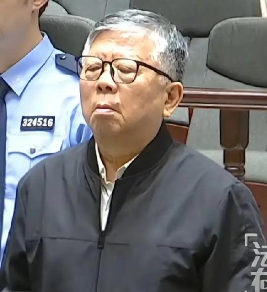 两张照片，同一张脸身份变了，精神状态截然不同！杨有林，曾任江苏省南京经济技术
