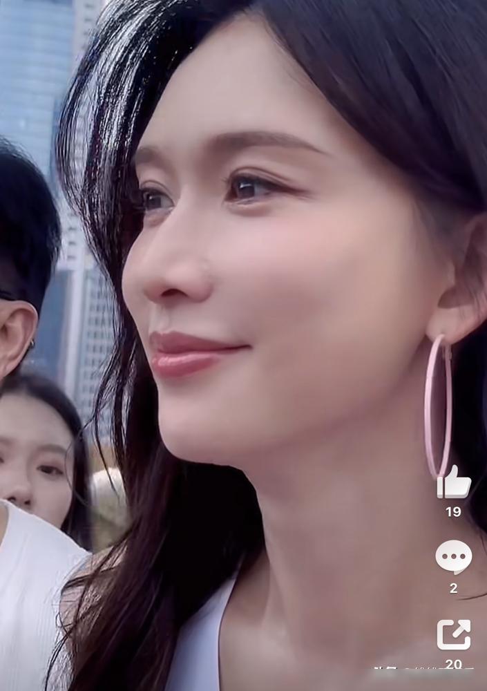 林志玲51岁，跑2公里，穿短裙大波浪，像走秀。现场，她白色吊带短裙配运动鞋，