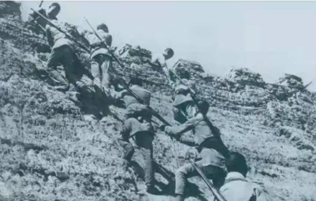 1947年，解放军久攻不下狮脑山，一到夜里，山上还传来小孩哭声，侦察兵冒险摸上山
