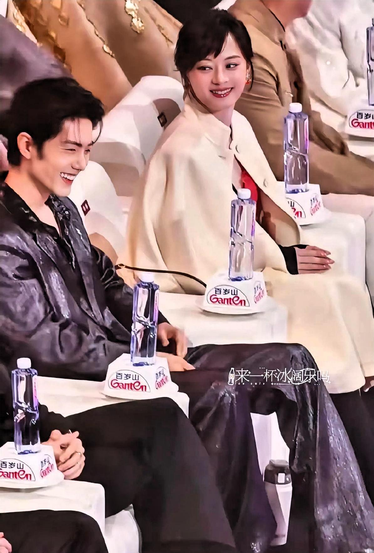 王雷台上一句口误，直接把肖战喊成“驸马”，全场瞬间山呼海啸！甄海味姐弟盛典现场