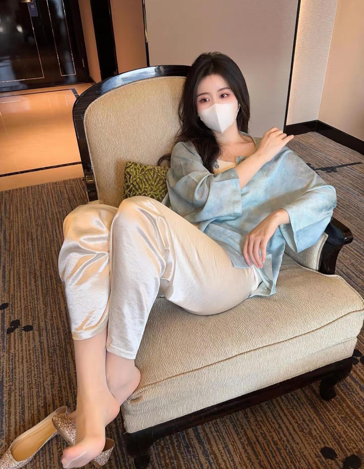 舒适休闲的一天，从柔软的椅子和舒适的睡衣开始。