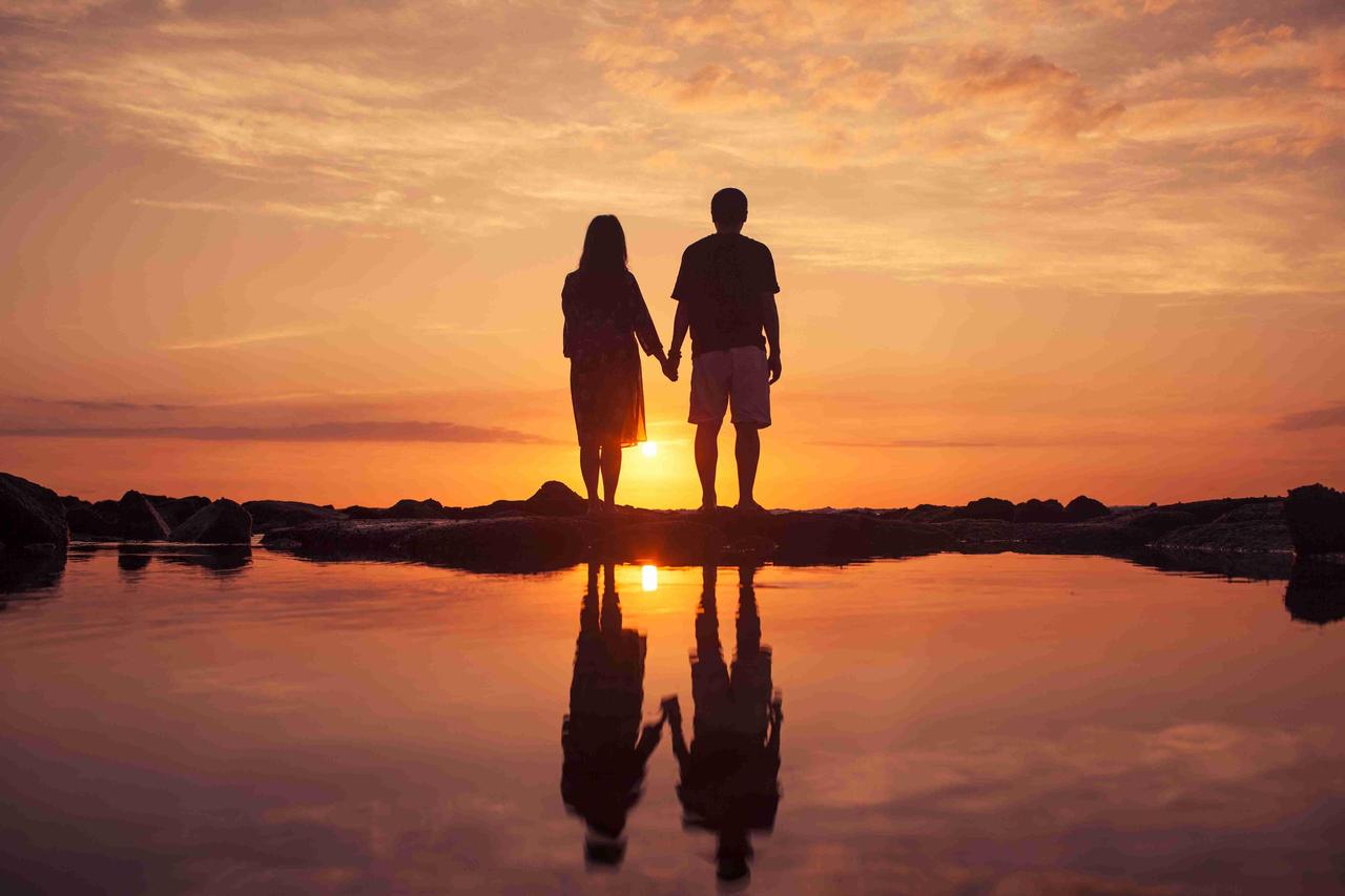 很现实的一段话：亲戚再好，各管各饱。姐妹再好，吃亏就吵。兄弟再好，借钱就恼。朋友