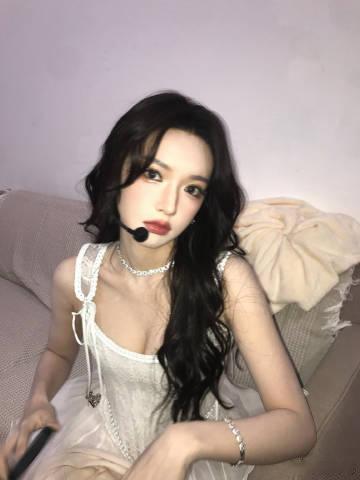 程潇完全芭比娃娃程潇巴掌脸大眼睛浓颜塑造芭比感，程潇每一帧都很绝