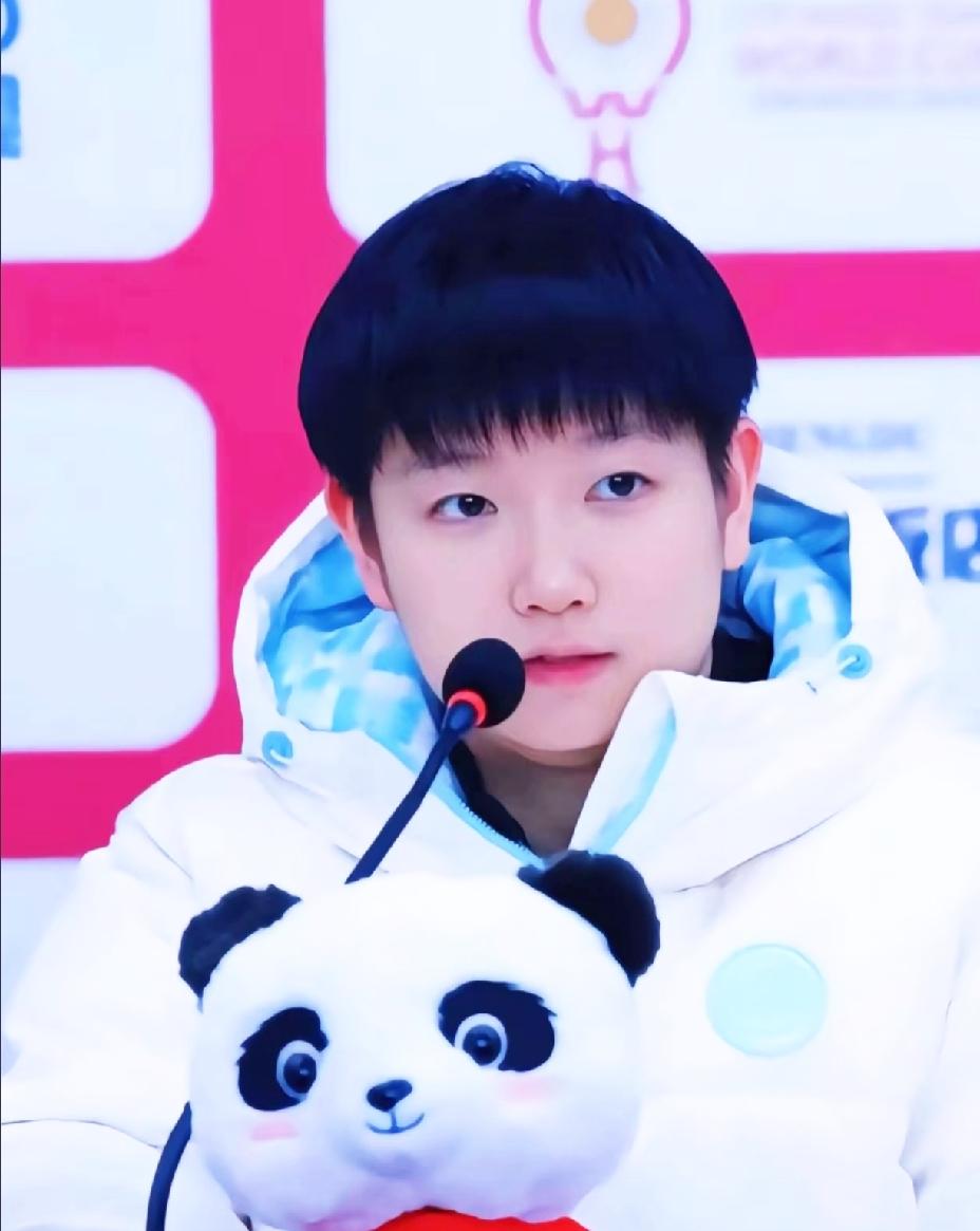 原来我们都是后知后觉，莎莎在混团的时候就明显不适。可惜这个要强的小女孩，却