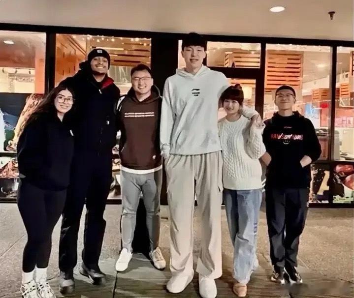 开拓者新秀杨瀚森和女友真是天作之合！据悉，在昨天开拓者客场不敌马刺的赛后，杨瀚森