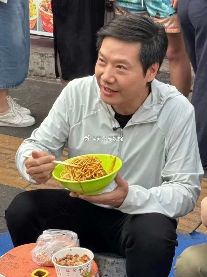 难怪雷军在那一直拌面，却不怎么吃，不是他在作秀，也不是他嫌弃，而是他正在热情地跟