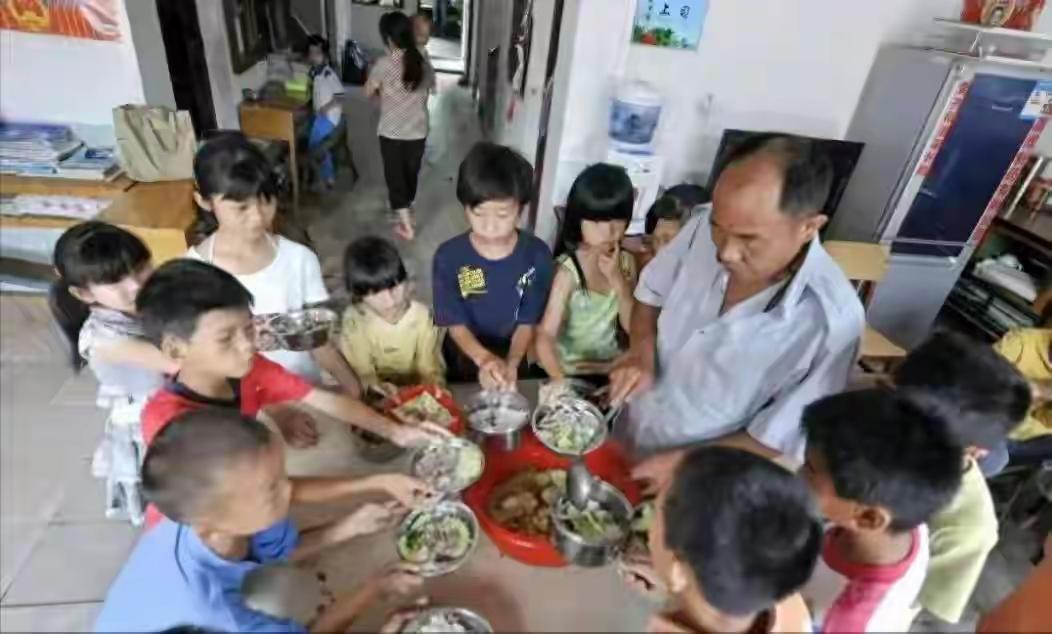 广东大叔卖猪肉45年，看着家徒四壁人人同情，真相曝光全网沉默在广东街头，有