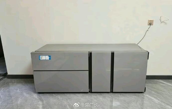 冰箱横着放？那不就是冰柜吗，我建议把冰箱设计成电视柜，不占地方还省个电视柜钱
