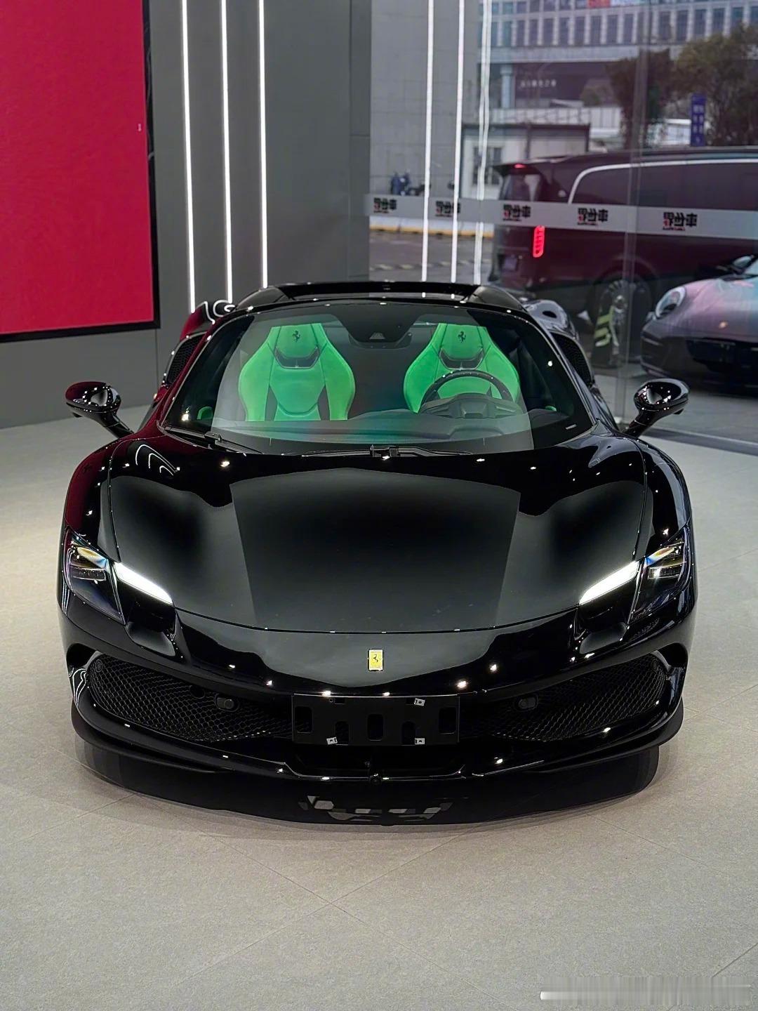 原厂的绿色内饰配纯黑色车身的法拉利296GTS也太有个性了吧