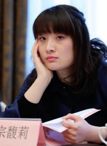 宗馥莉背后有人，杜建英再能也没用杜建英想动宗馥莉的位置，没那么容易。宗馥