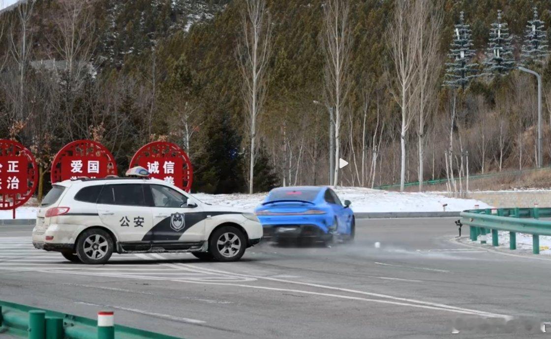 这个视角好熟悉啊………等一个小米车主呐喊：它就是个SUV怎么能追上1500马力的