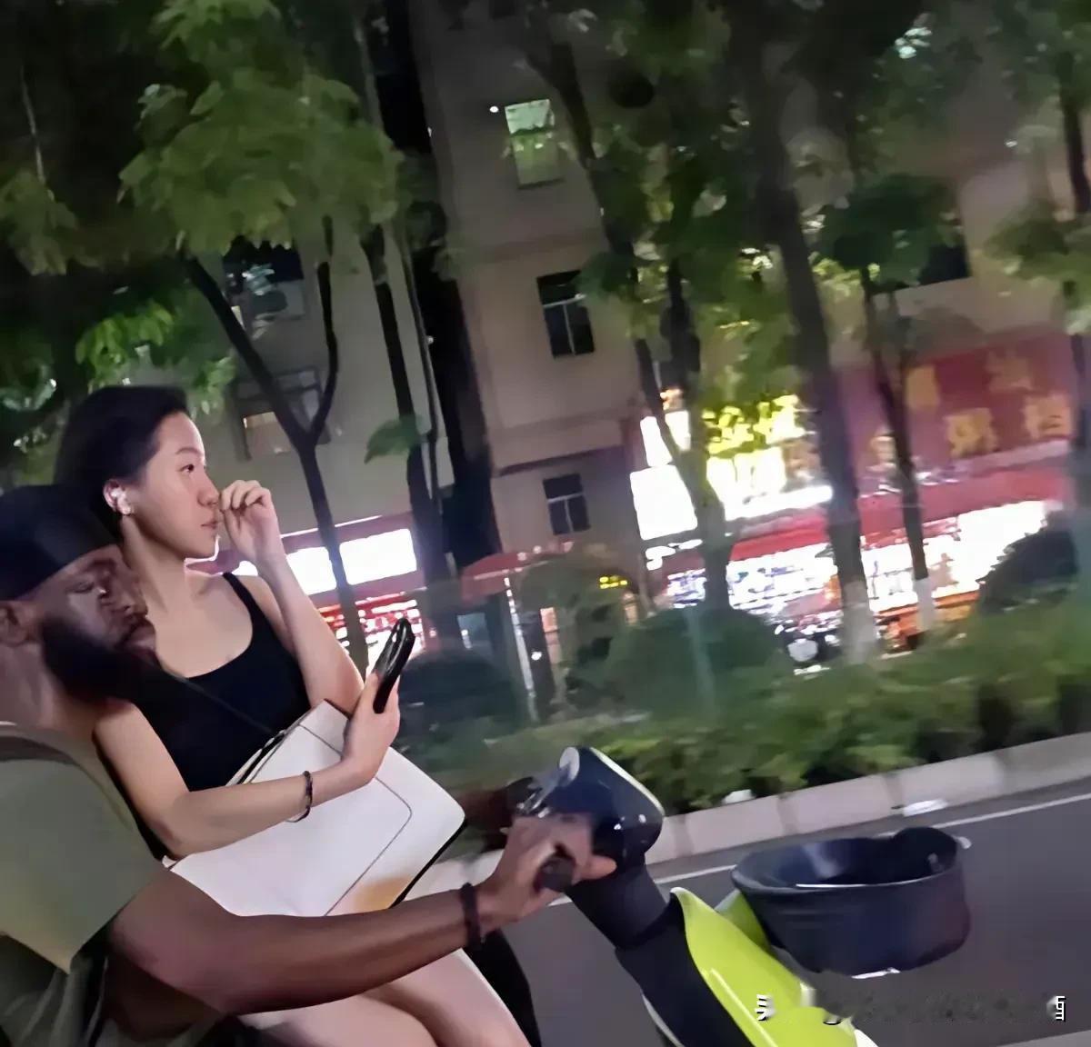 电动车不能带人！电动车不能带人！这是最基本的交通规则常识，对非洲朋友而言也不例