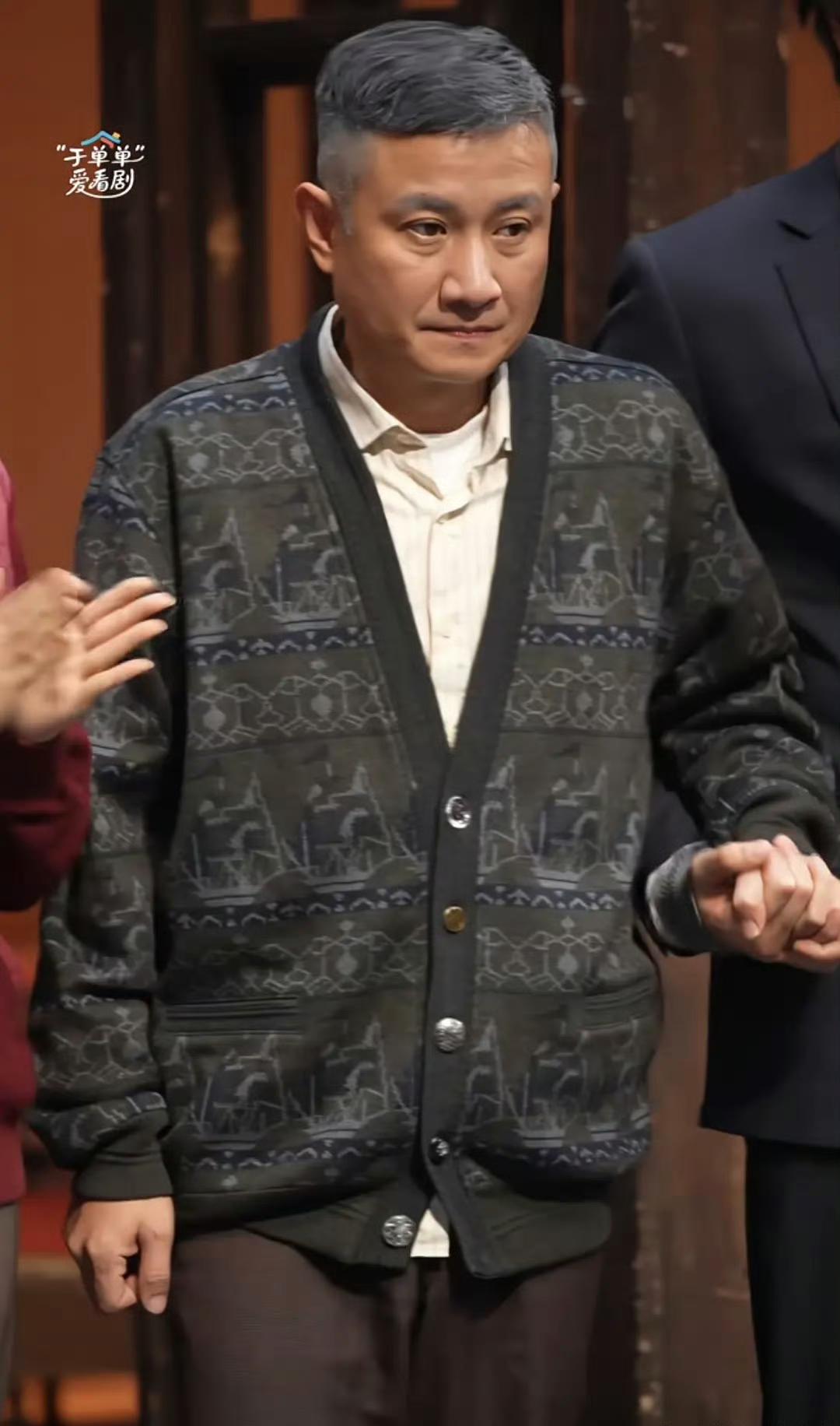 网友A：文章年轻的时候真的蛮帅的，演技也在线，可惜感情上犯了错，现在看着好沧桑，