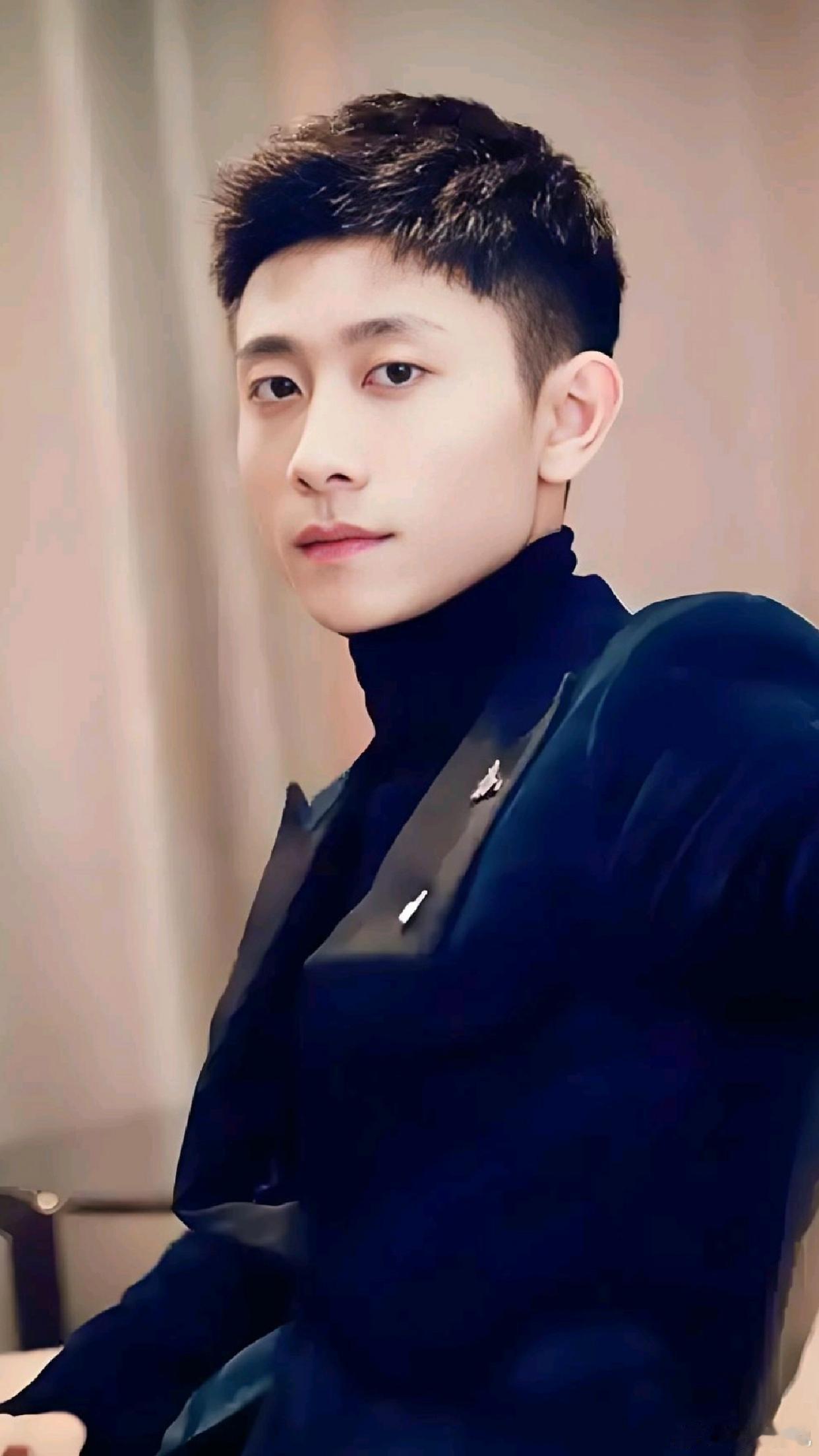 内娱瓜田击鼓传花，“共享嫂子”的爆料火力又烧到了张一山身上。她晒出的聊天记录里，