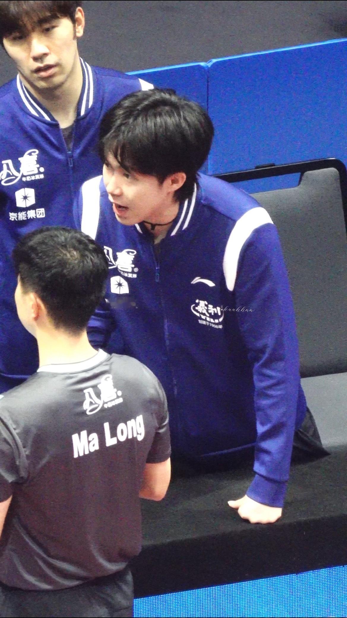 两个场间都在指导hyz一堆人围着这个hyz