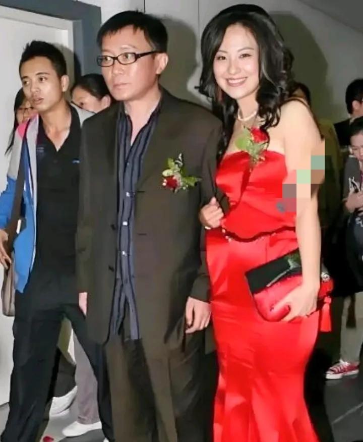 2010年，沈傲君怀孕6个多月时，外交官老公出差了，一天晚上有人敲门，她开门，是