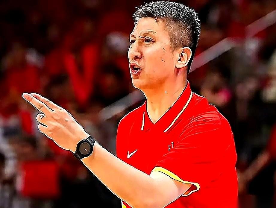 那张对阵中国台北的首发名单，怕是真不好写。胡金秋的名字第一个落下去，笔尖没半点