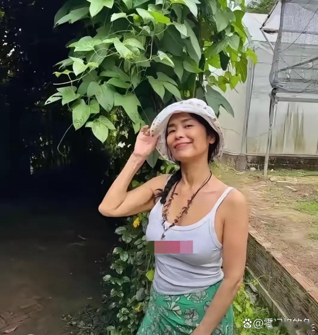 65岁韦唯看着太年轻了，还满满的少女感。