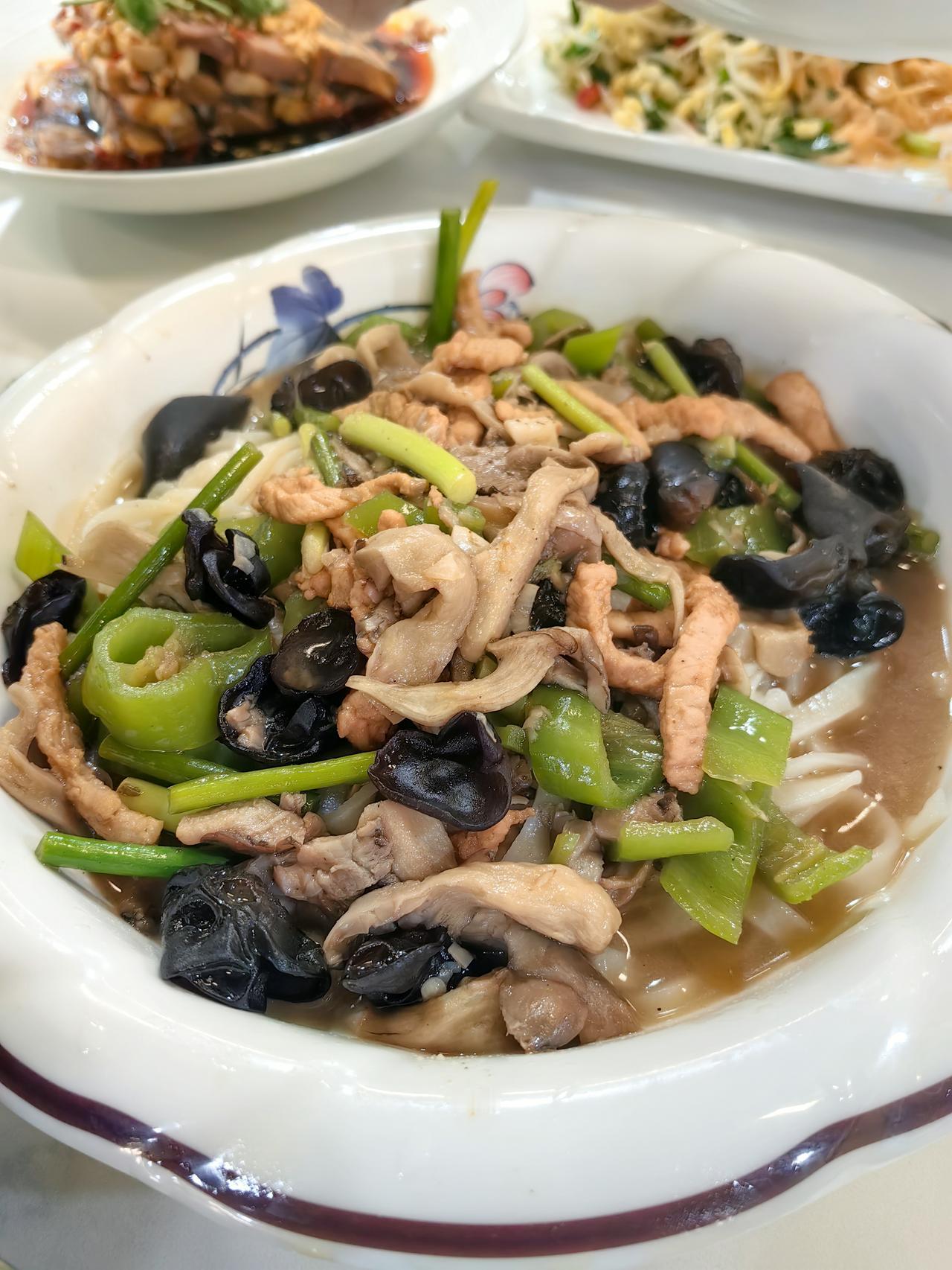 今天晚餐吃的肉丝面超赞！里面有蒜苔、木耳、蘑菇、青椒，食材丰富。在很多人记忆