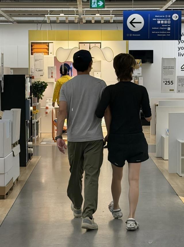40岁郑恺和苗苗在温哥华逛家具店被偶遇，两人戴口罩帽子打扮朴素，苗苗挽着郑恺的手