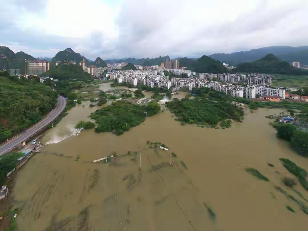 受台风“博罗依”影响，广西百色市靖西等地区遭遇严重内涝，地下水位迅速上升，形成“
