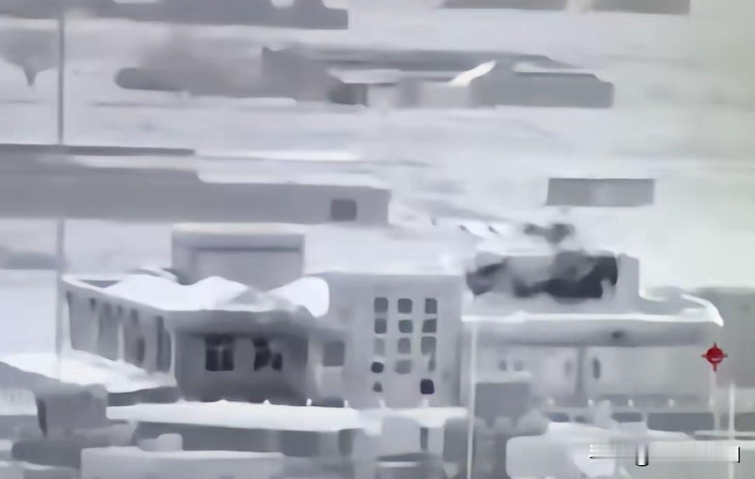 巴阿边境彻底打疯了，巴军拿重武器往塔利班据点猛砸。巴军的SH-15卡车炮、