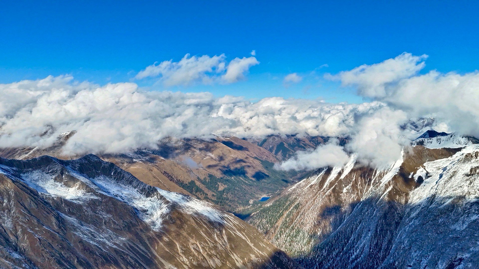 四川省，阿坝藏族羌族自治州，黑水县。达古冰川，世界上距离大都市最近的冰川，世界上
