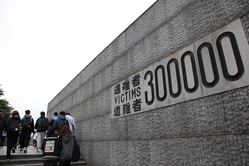 南京有25处遇难同胞纪念地，每一处都是历史的伤痛烙印。1937年12月13日，侵