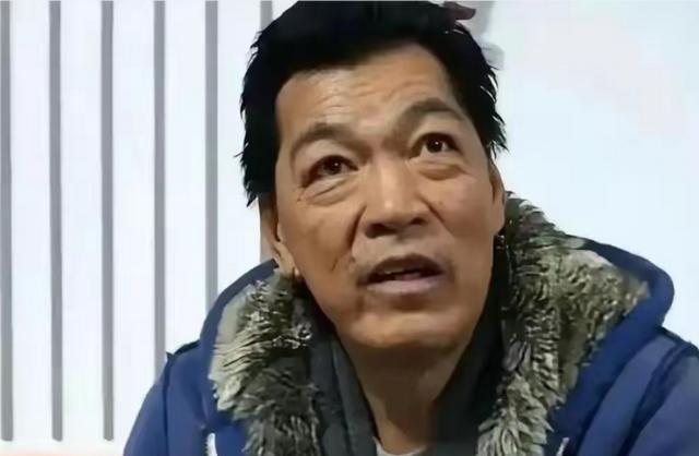 成奎安走了17年，两个儿子的人生，却走向了截然相反的两个极端，大儿子继承了两套旧