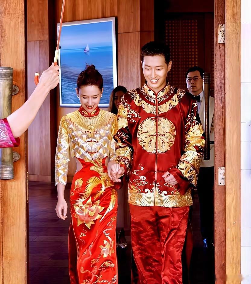 奚梦瑶婚礼花了几千万，何超莲嫁妆更吓人，豪门到底在比什么。两场婚礼同时上了热搜，