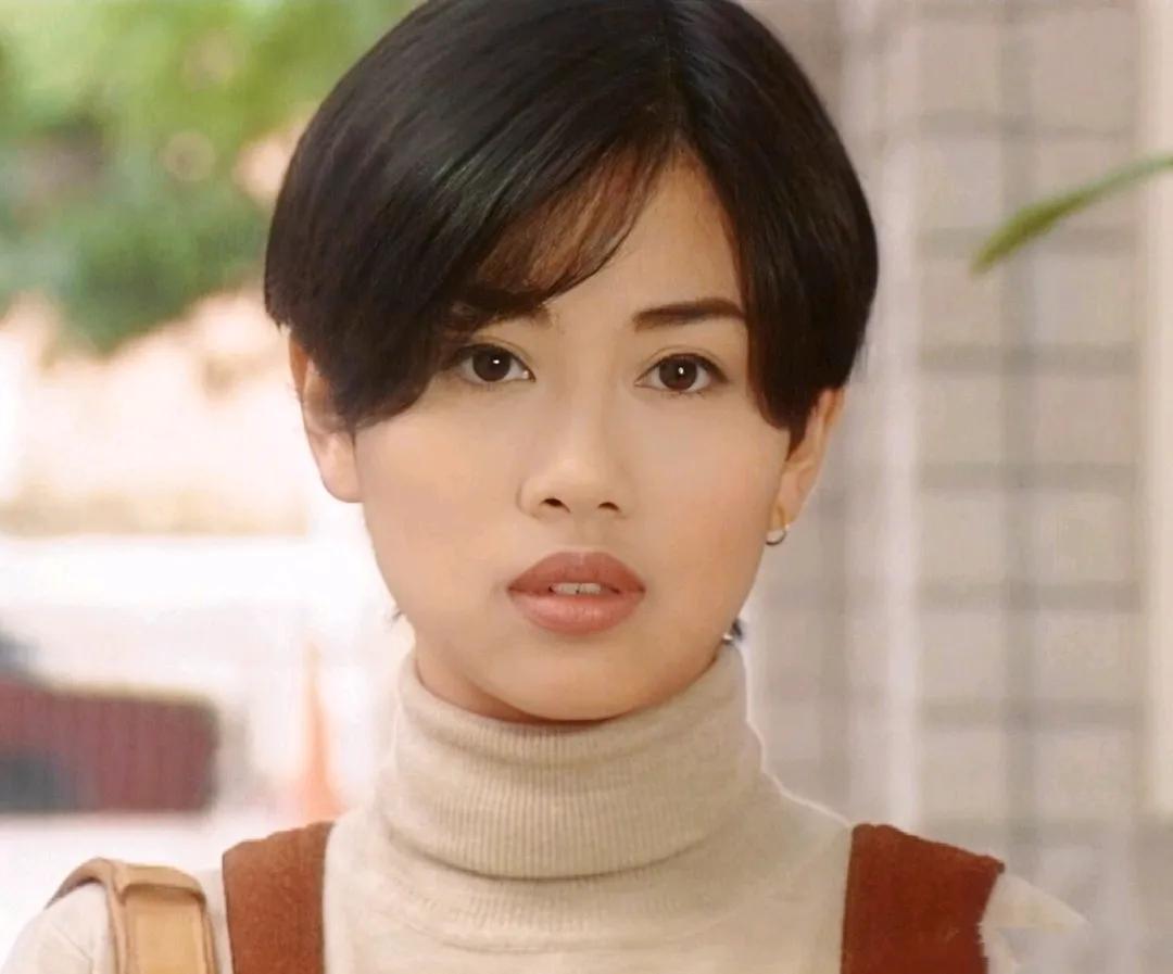 瘦了，年轻时候的样子也回来了！以前参加综艺时她胖了很多如今55岁的她瘦回