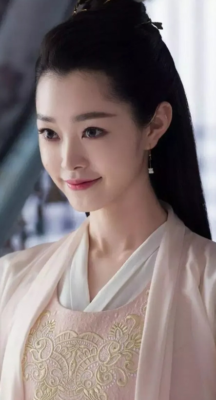 2014年，宋轶在参演《伪装者》时，和导演李雪商量：“导演，我被活埋那场戏能不能