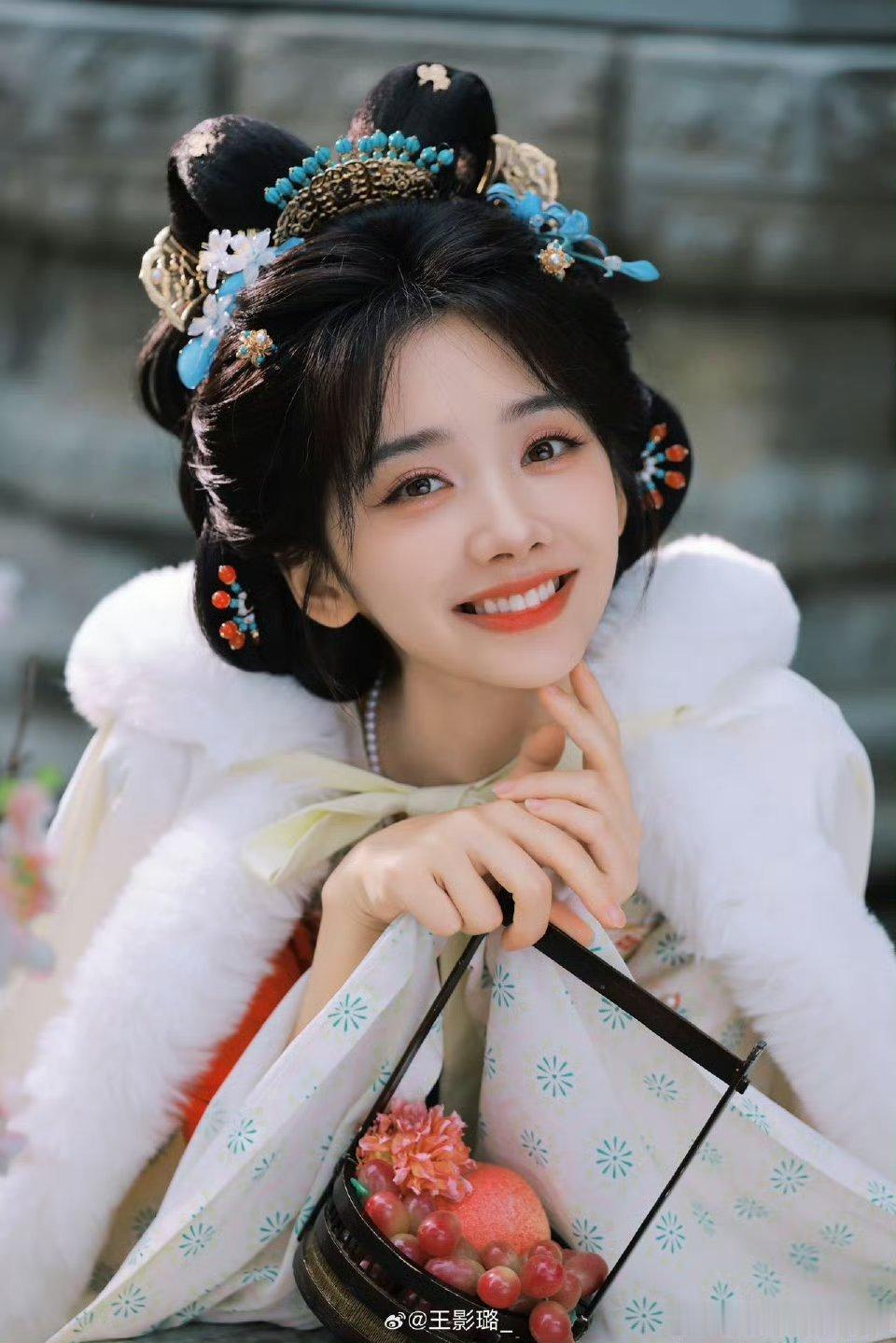 王影璐兔系古风少女王影璐低头乖巧抬头笑眯眯兔系古风少女太灵动🤩[比心]在草丛里