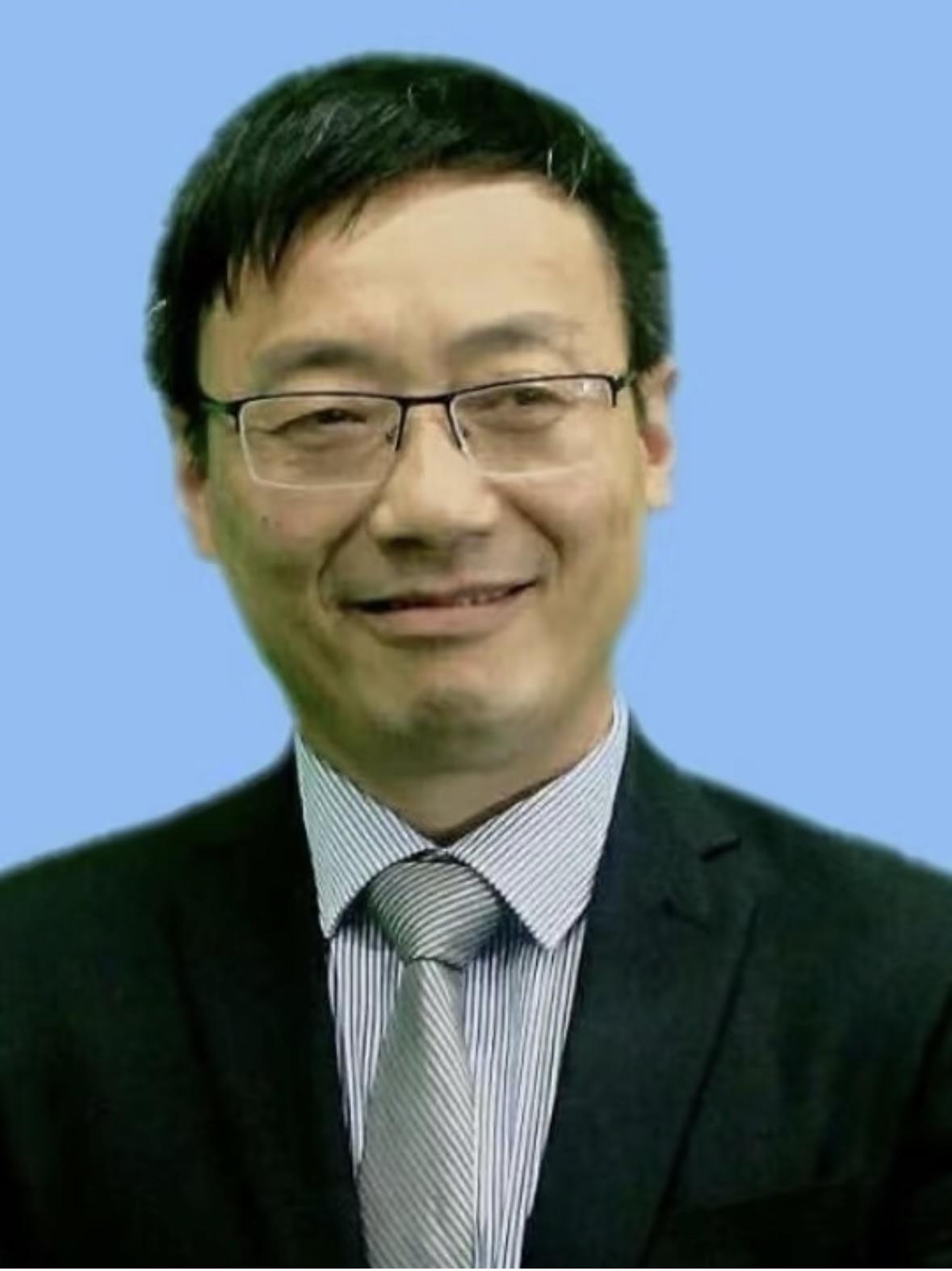 汤家凤老师之所以跳出来掀起“英语降权”的大讨论，原因有三：第一，自古文人相轻，
