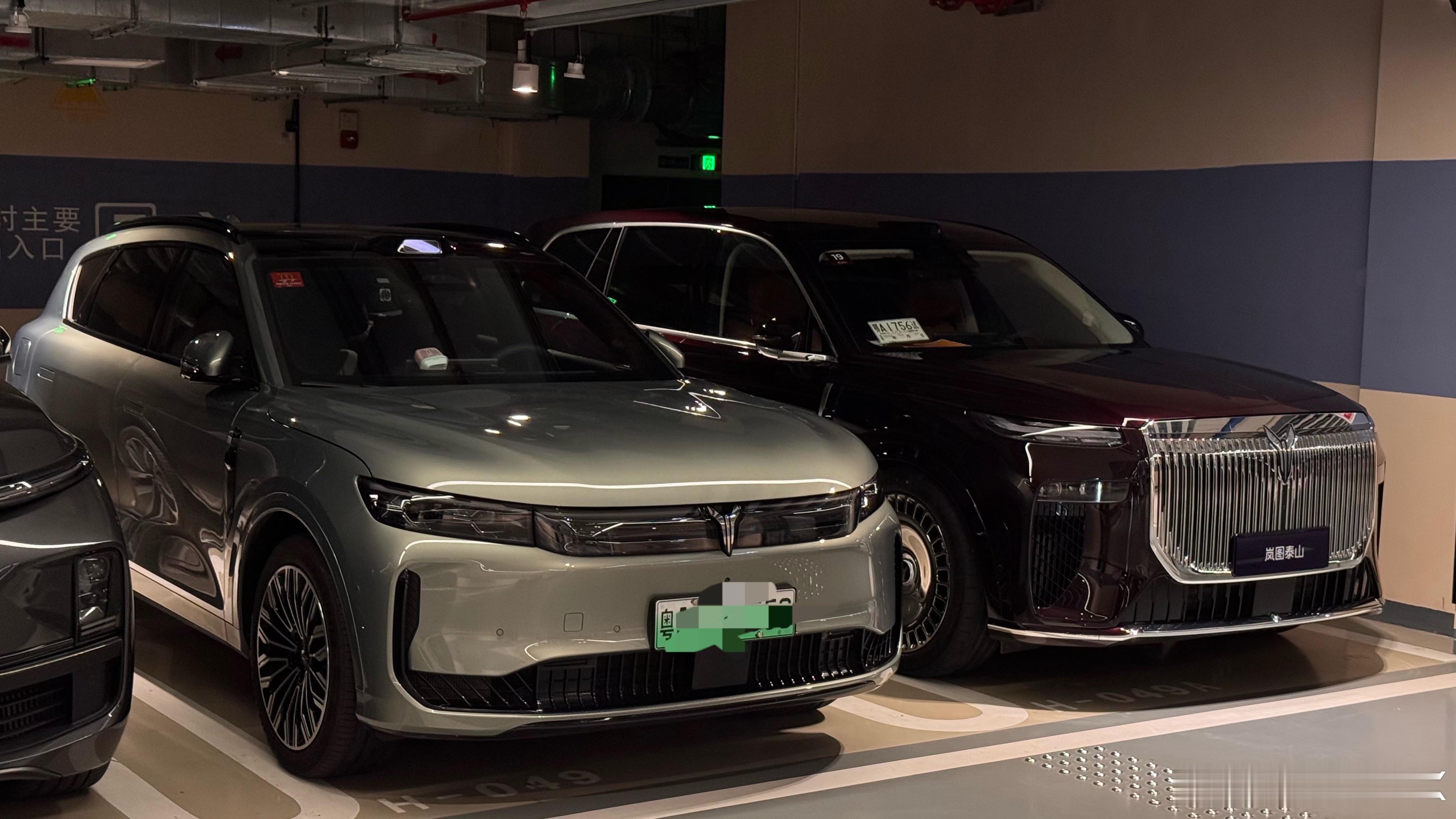 岚图泰山真的很显大…停在一起突然觉得我的FREE+小了……车尾好饱满，有种奔驰G