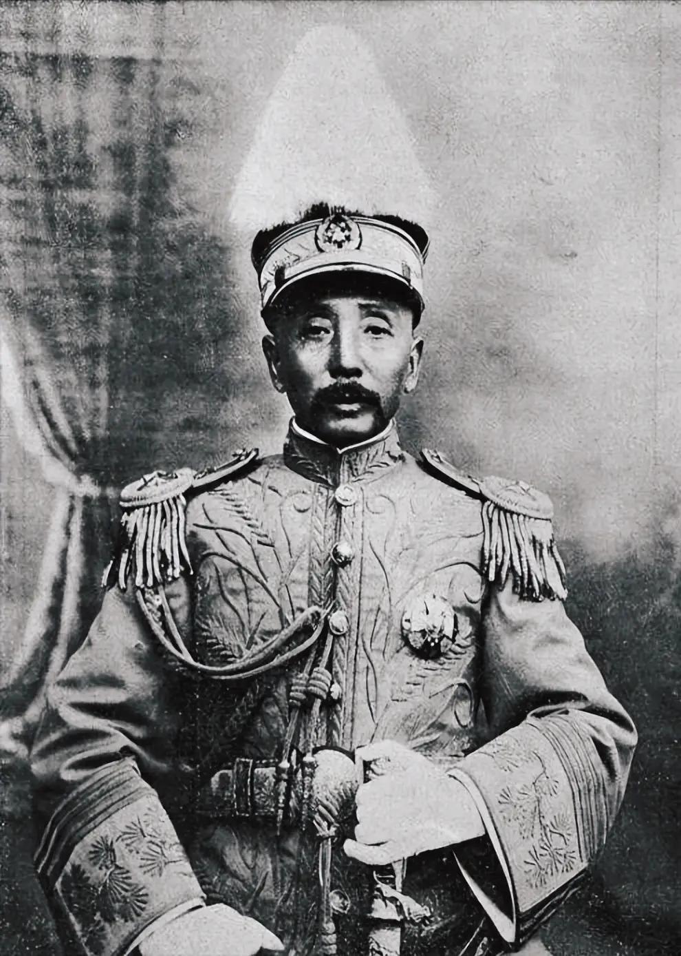 1901年，张作霖和土匪海沙子抢地盘，两人决定单挑，一声令下，海沙子率先开枪，子