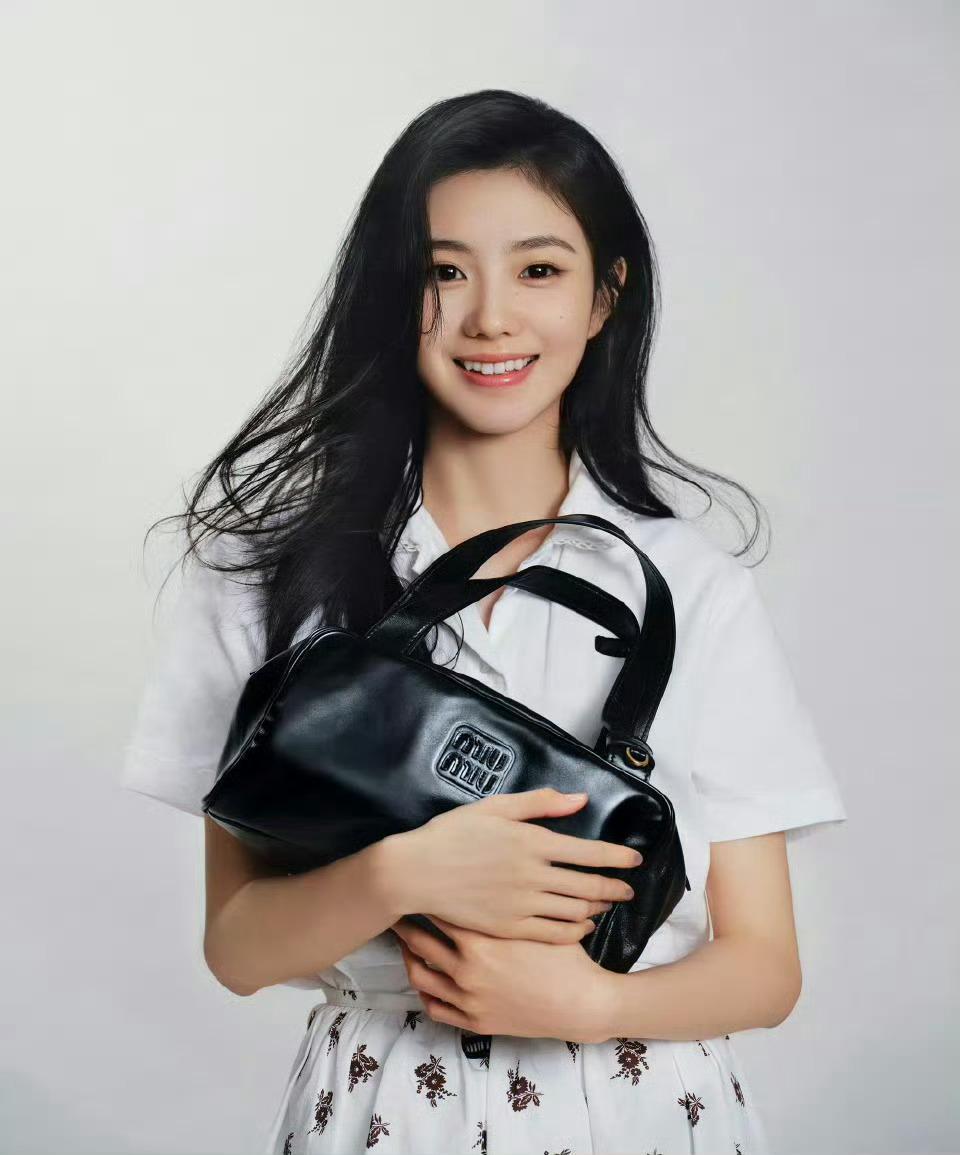 现在00🌸有三位MiuMiu大使刘浩存赵今麦李庚希​​​